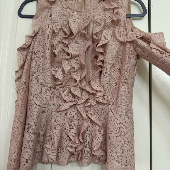 Bcbg long sleeve beige top , open shoulders size xs - Picture 2 of 6